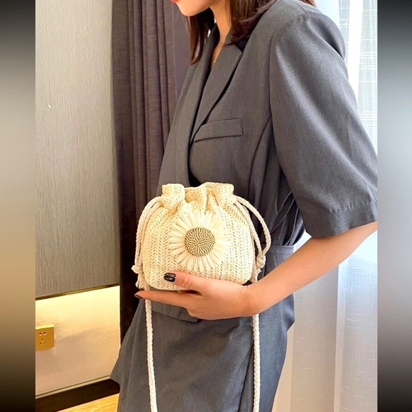 🌻 Floral Appliqué Straw DrawString Design Crossbody Bucket Bag - Picture 7 of 10